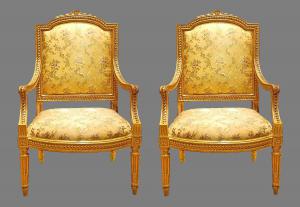 Elegante par de poltronas genovesas ricamente e inteiramente esculpidas e douradas, feitas no final do século XVIII.